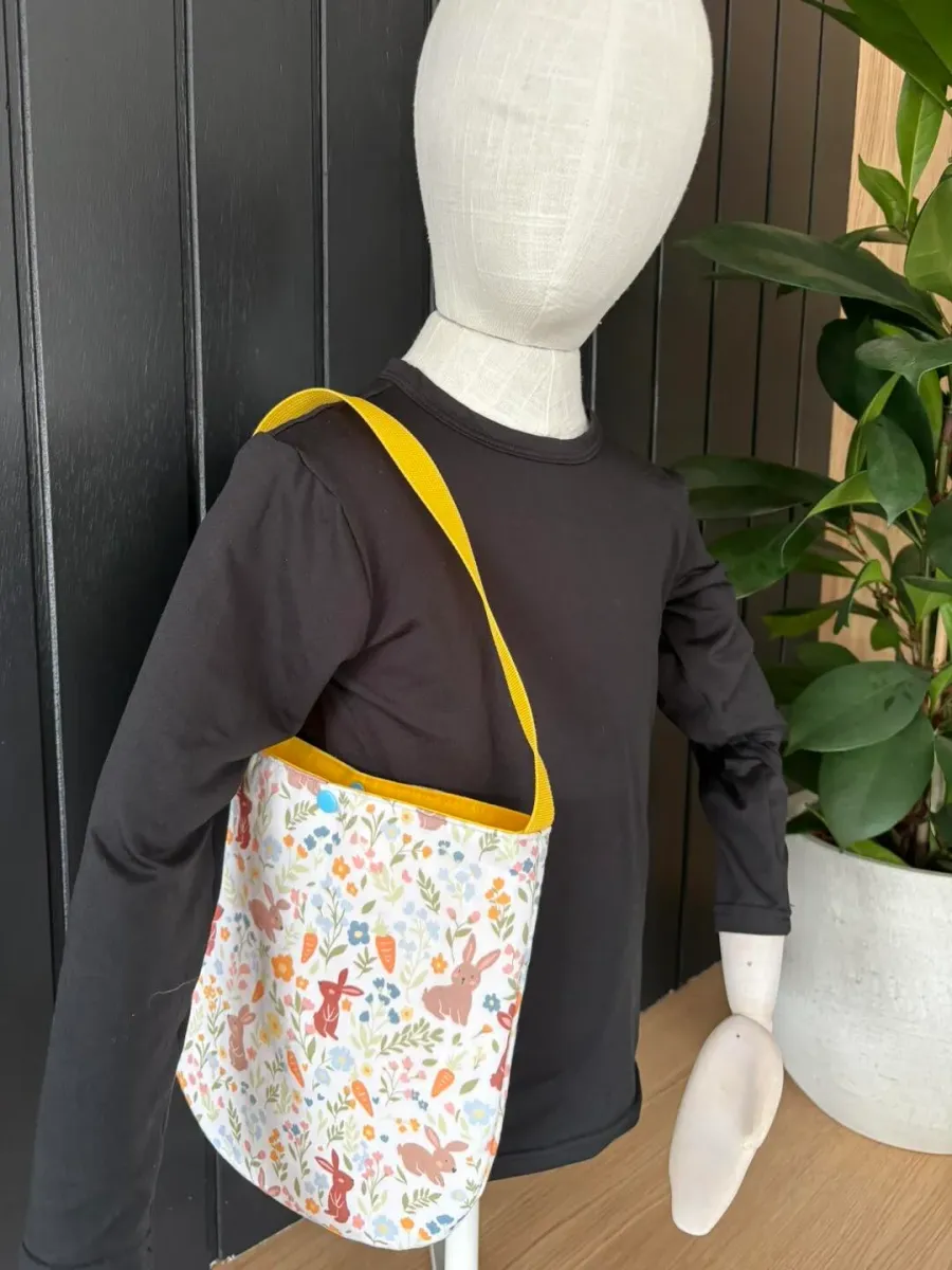 sac-besace-enfant-modele-court-lapins-et-fleurs-4ae0